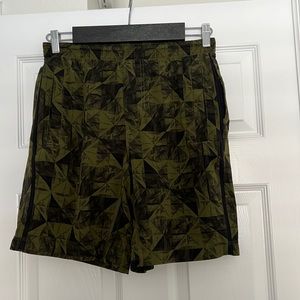 Lululemon Pacebreaker geometric camo pattern, size M, lined, 7”